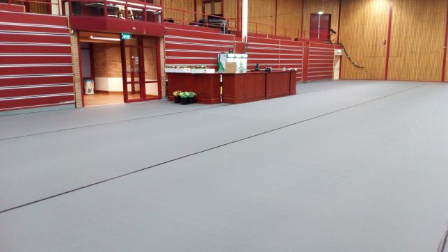 Grijze tijdelijke (afdek)vloer in sporthal